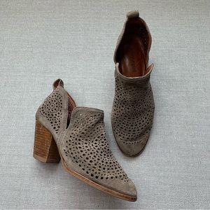 ANTHROPOLOGIE Jeffrey Campbell "Rosalee" Booties Suede Perforated Western Size 7
